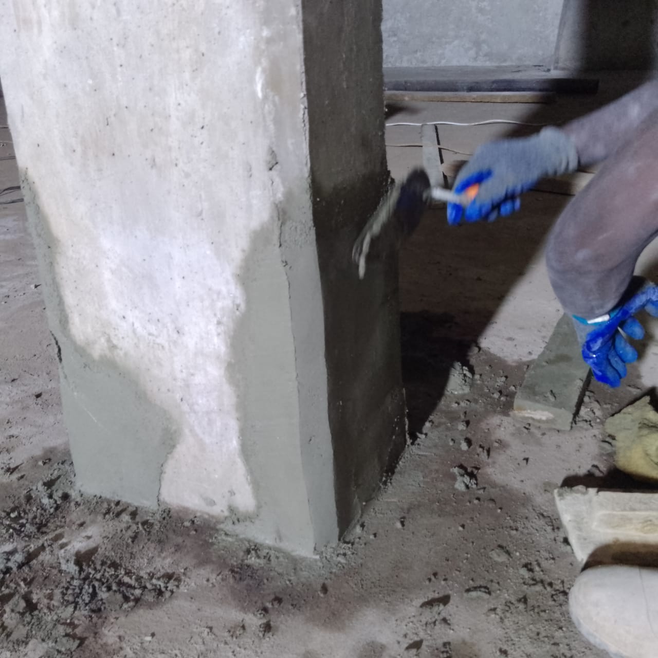 Applying bonding coat to a prepared column before rendering