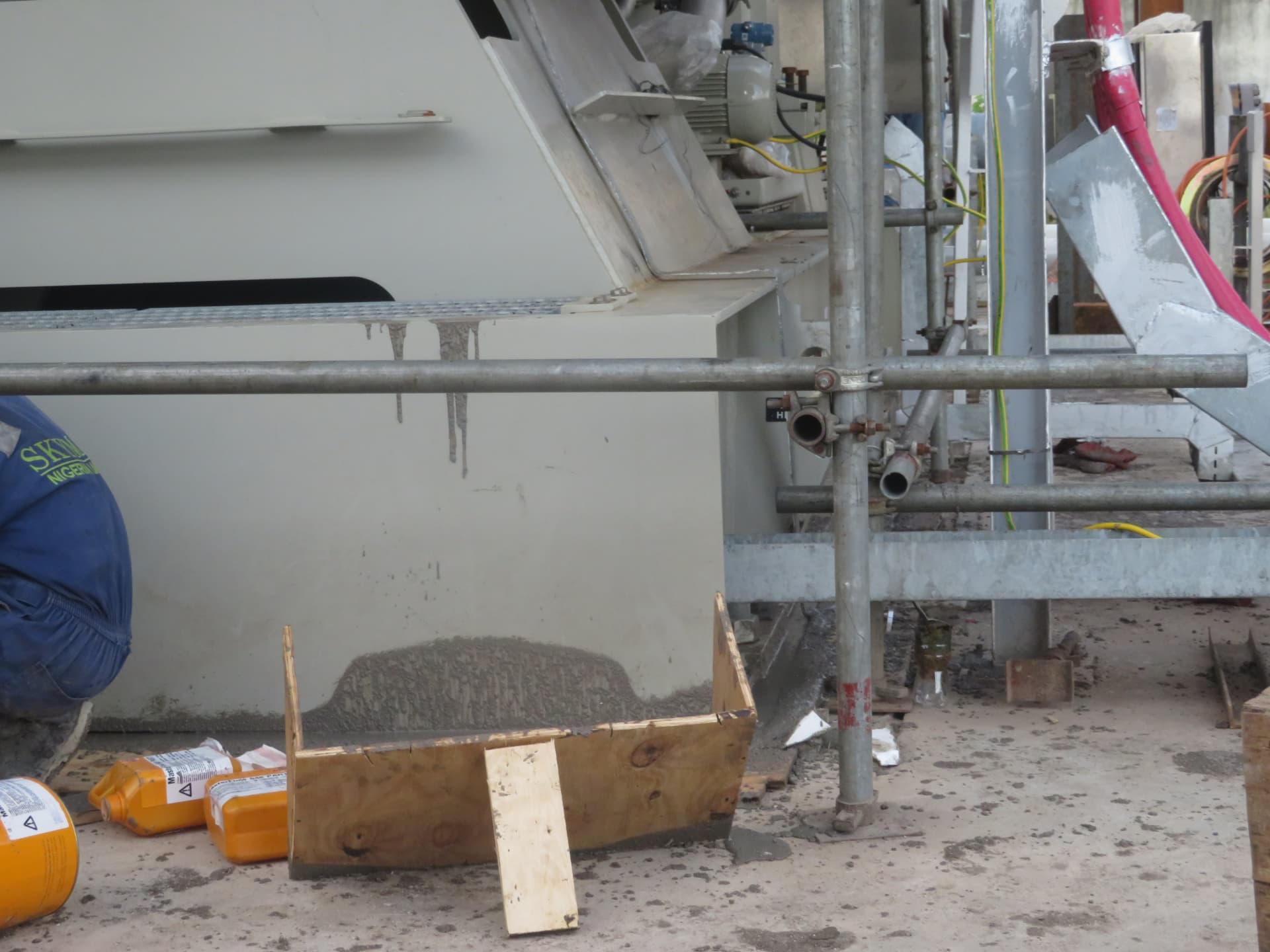 Formwork and placed grout at the skid edge