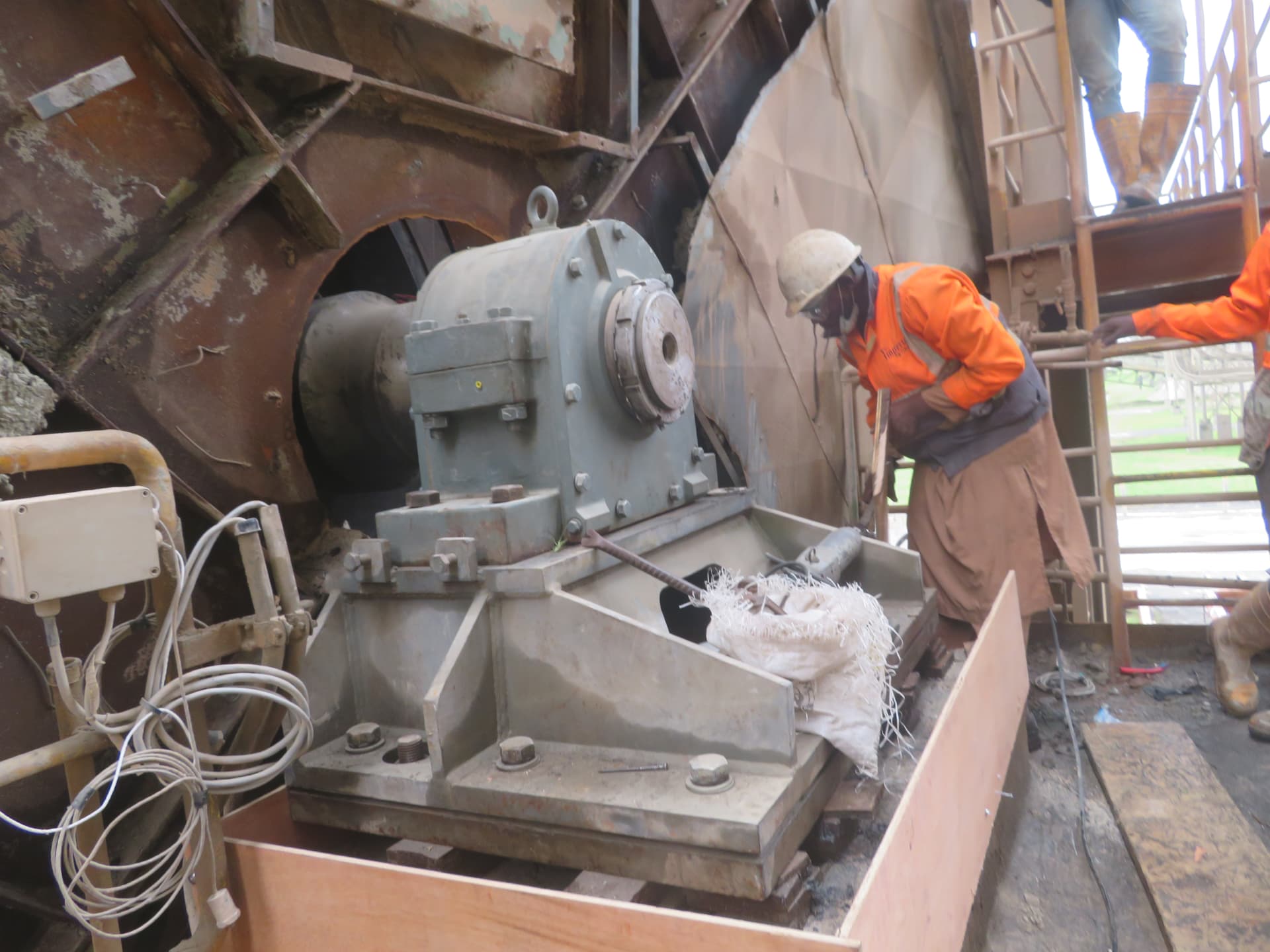 Grouting of a gearbox base plate within the plant structure