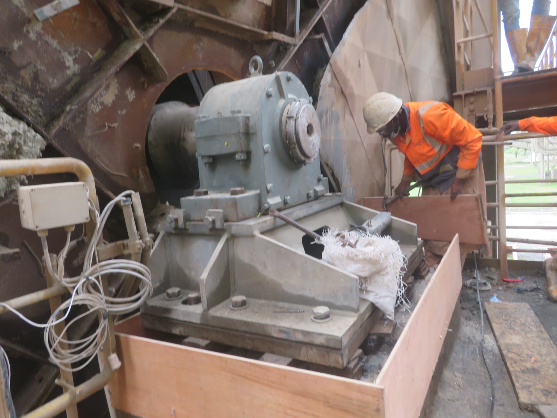 Operative fixing formwork around a gearbox base before grouting