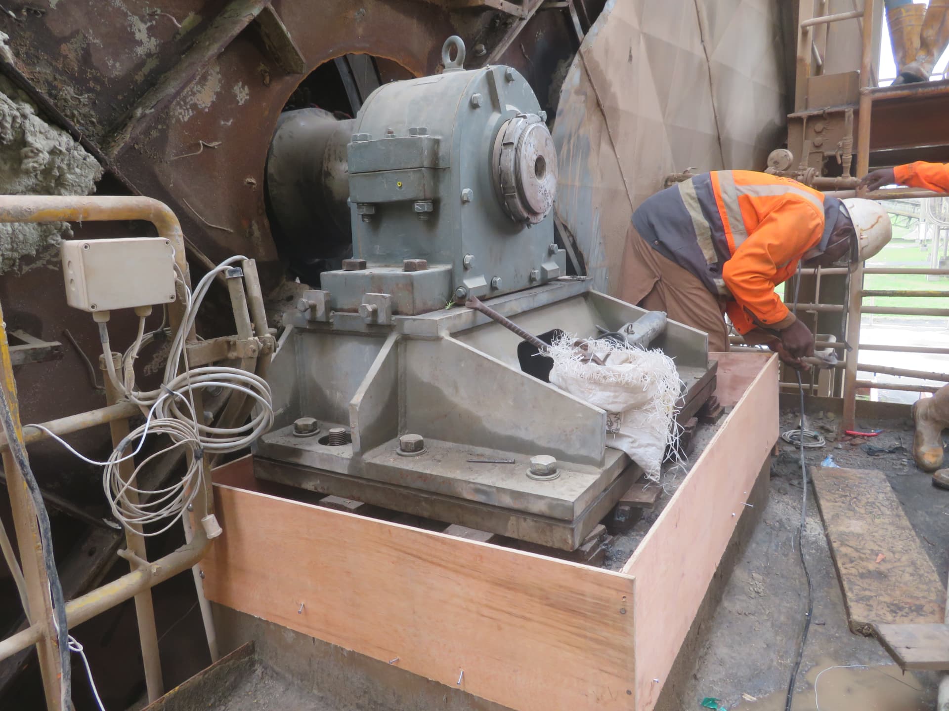 Sealing the formwork edges at the gearbox foundation