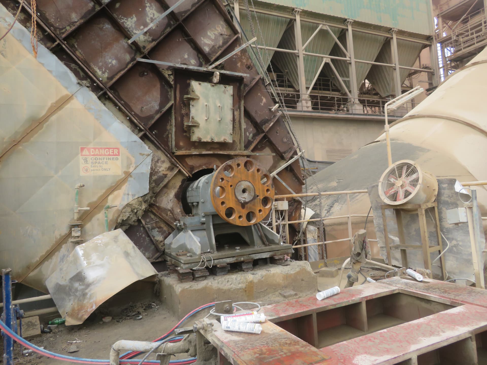 Drive unit and plinth within the mill structure before grouting