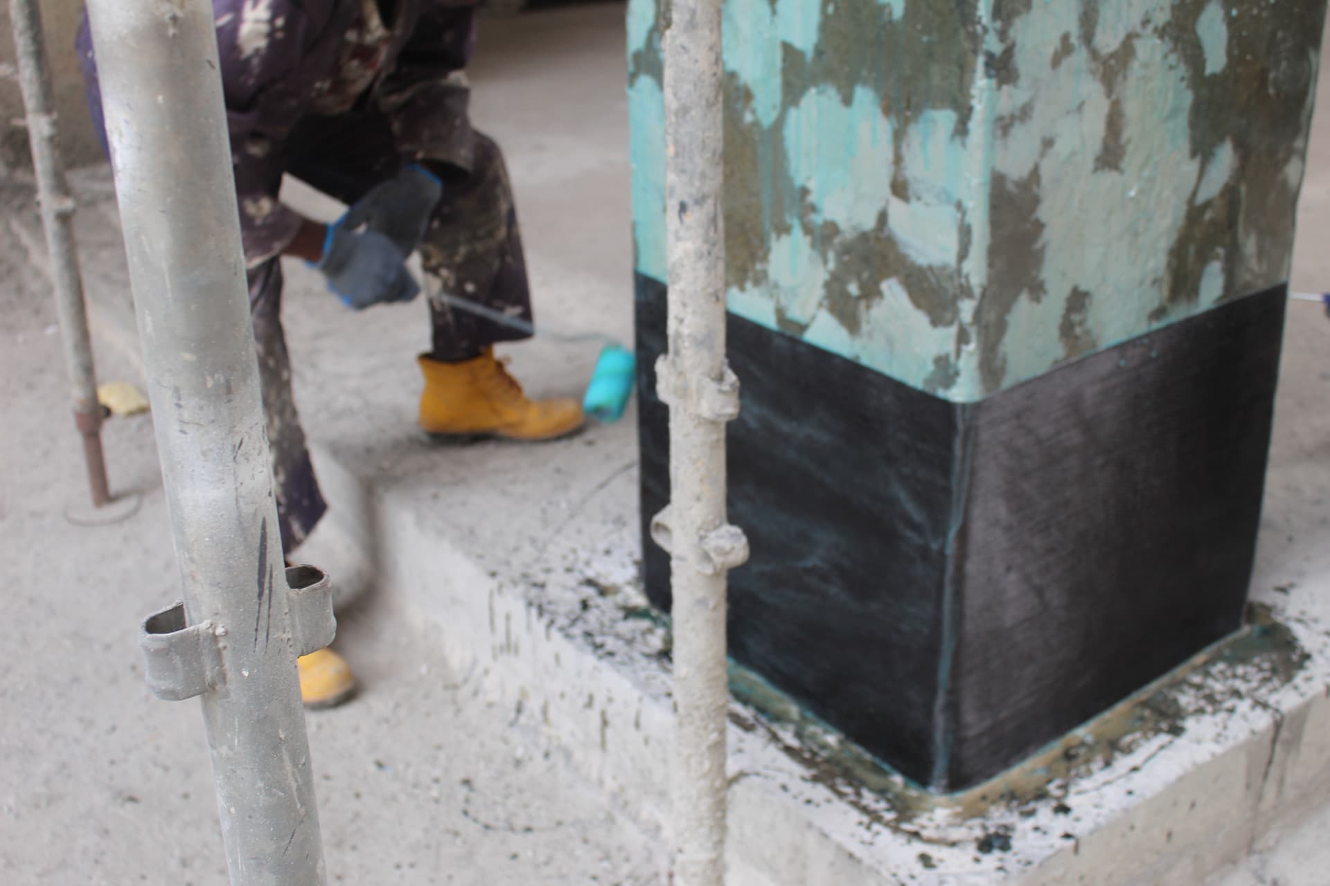 Close-up of the wrapped column corner with saturant applied