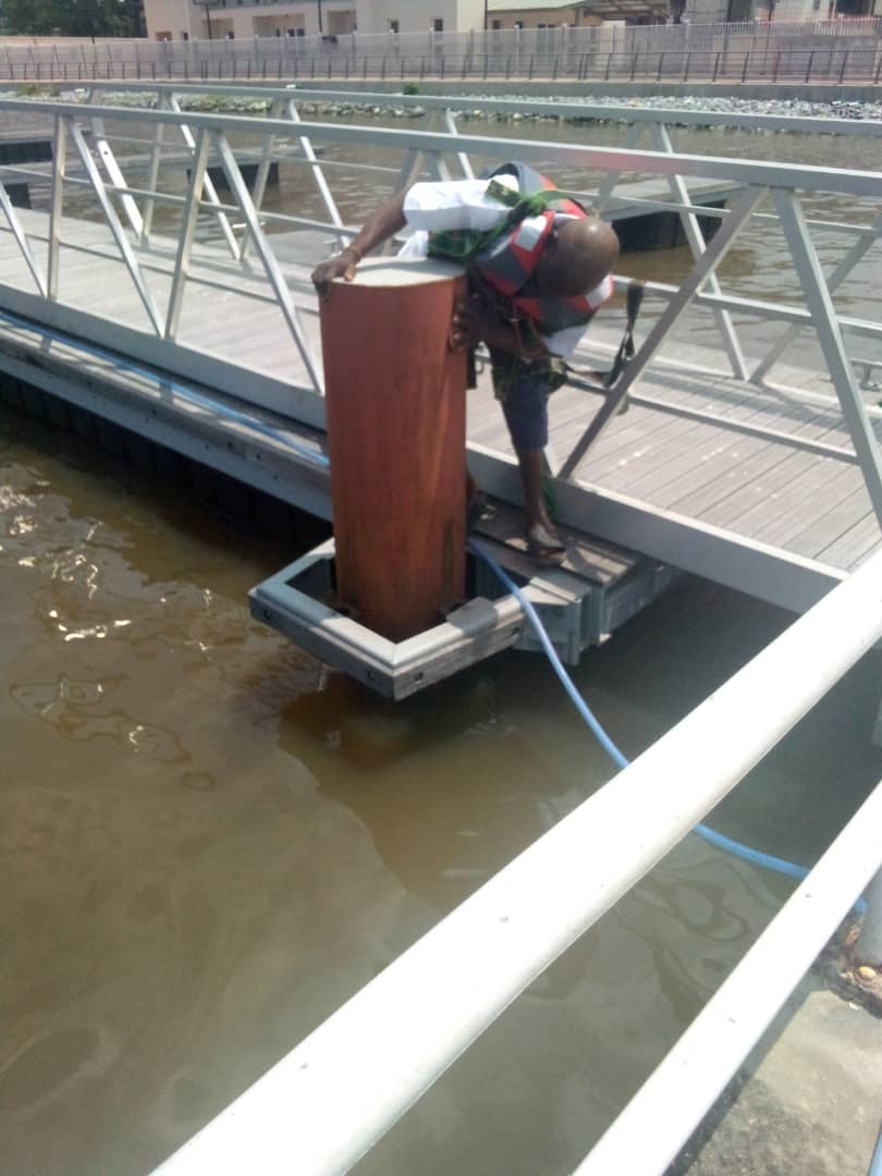 Pile surface preparation and washing at the jetty