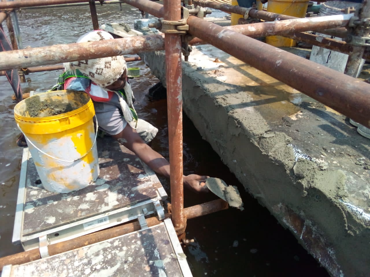 Operative placing repair mortar from the working platform