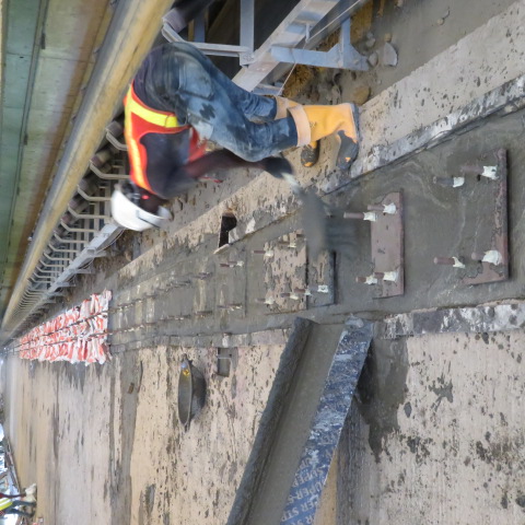 Operative levelling grout around installed rail base plates
