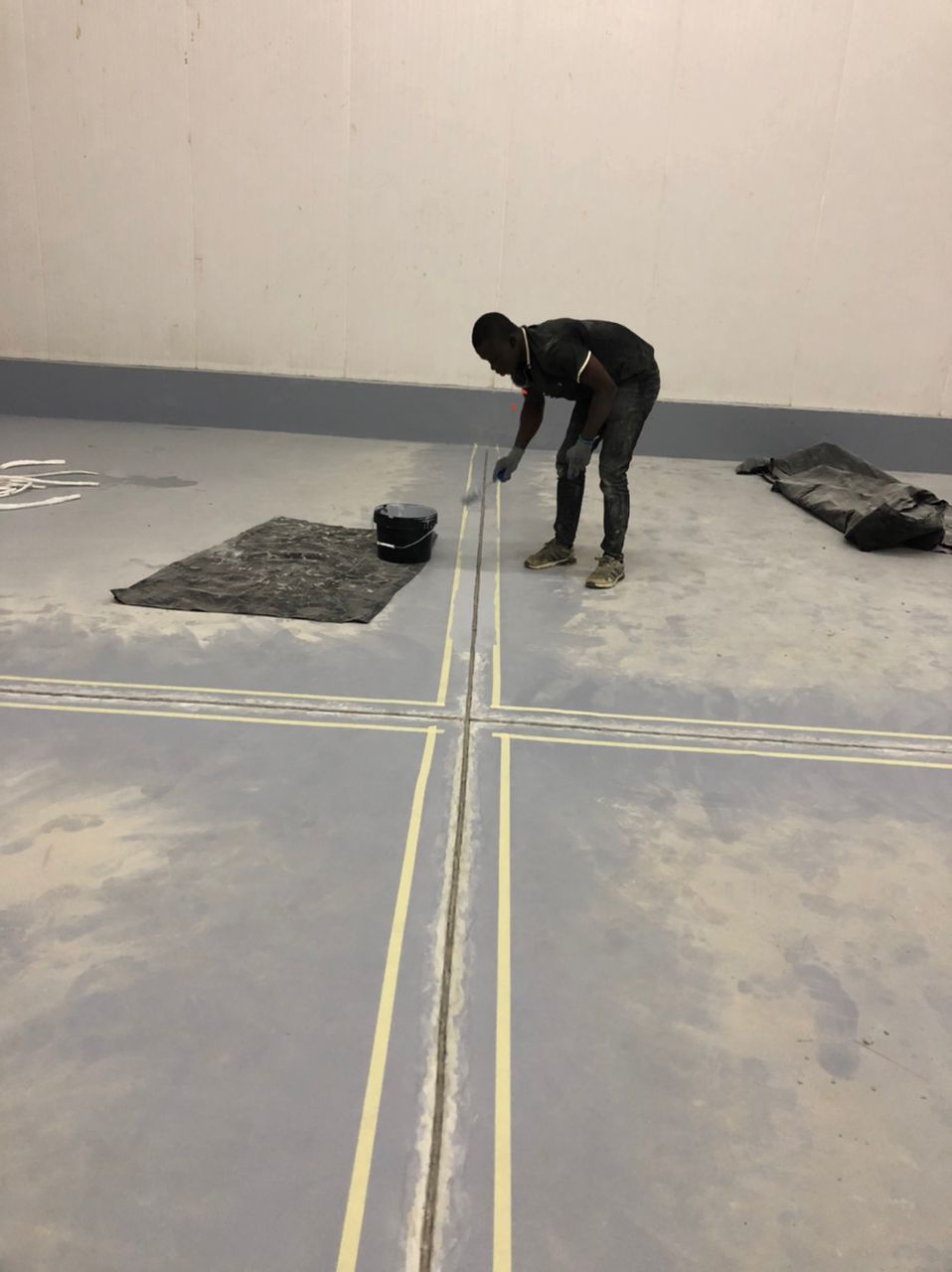Operative working along the masked joint with primer