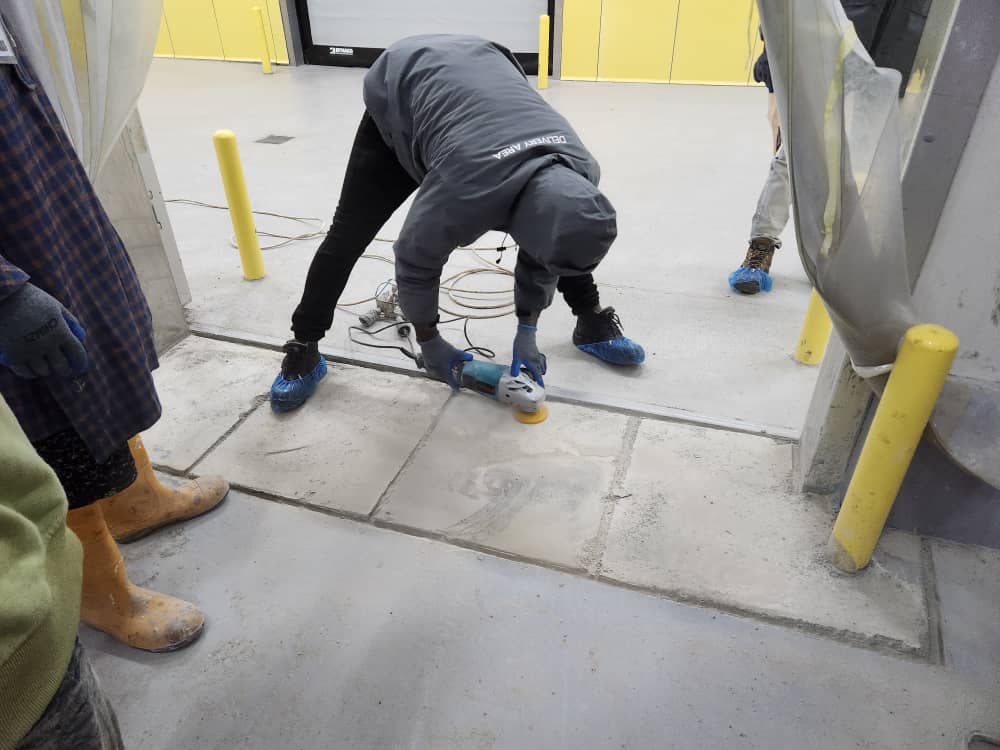 Operative grinding the cold room floor joint area